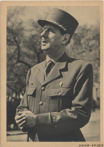 Le Général de Gaulle lors de la visite à la 1ère Armée Française : 8 avril 1945