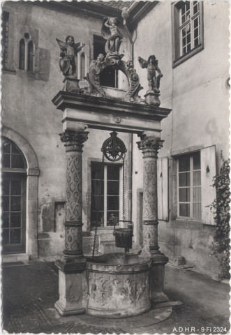 Colmar, le musée d'Unterlinden : le puits de la Corporation des Tailleurs XVIIe siècle
