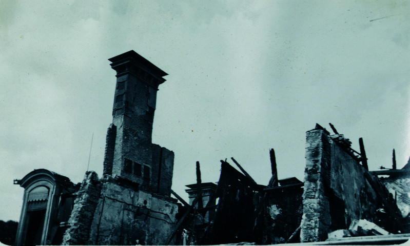 Colmar : incendie de la Préfecture le 5 juillet 1938. 30 photographies et cartes postales (assemblées et encadrées en tableau) - numérisées en 2005