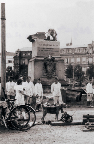 Colmar : destruction du monument Rapp par les Allemands, 1940