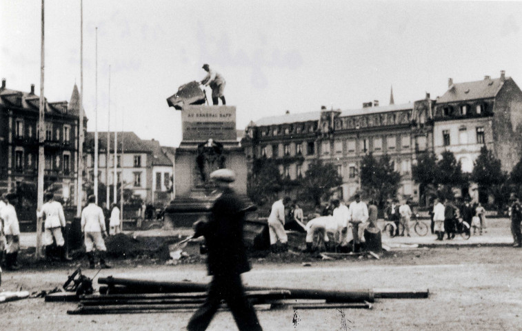 Colmar : destruction du monument Rapp par les Allemands, 1940