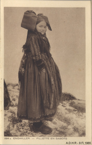 Engwiller, fillettes en sabots