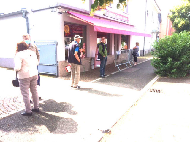 La file d'attente devant la boucherie.