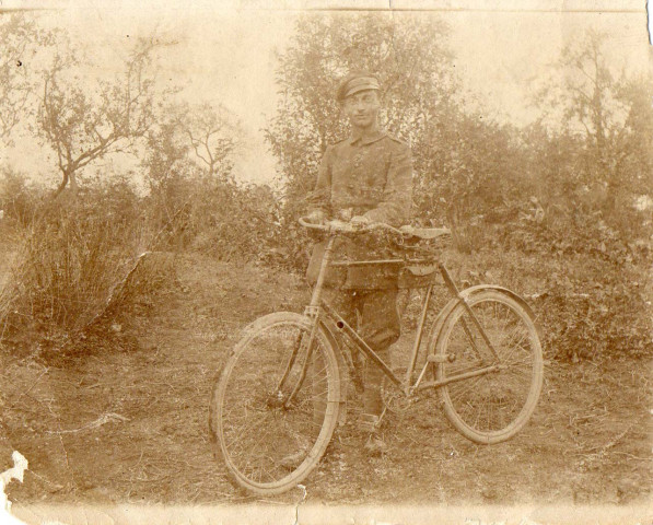 Portrait de Jean Maurer avec son vélo.