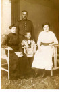 Photographie : Joseph Koenig, à ses côtés son épouse Emilie Mury née en 1871 à Morschwiller-le-Bas, les 2 enfants: Angélique née en 1898 à Froeningen qui s'est mariée fin 1919 à un Allemand Albert Greza à Ziegenhain, près de Kassel (Hesse), où avait été transférée la population de Froeningen en 1916, et Camille né en 1910.