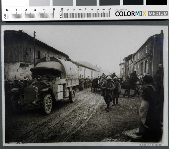 Photographies : église bombarbée, église provisoire, troupe militaire dans un village (camion), pièce d'artillerie.
