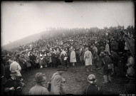 Vue d'ensemble de la foule, militaires, civils et photographe, lors de l'inauguration