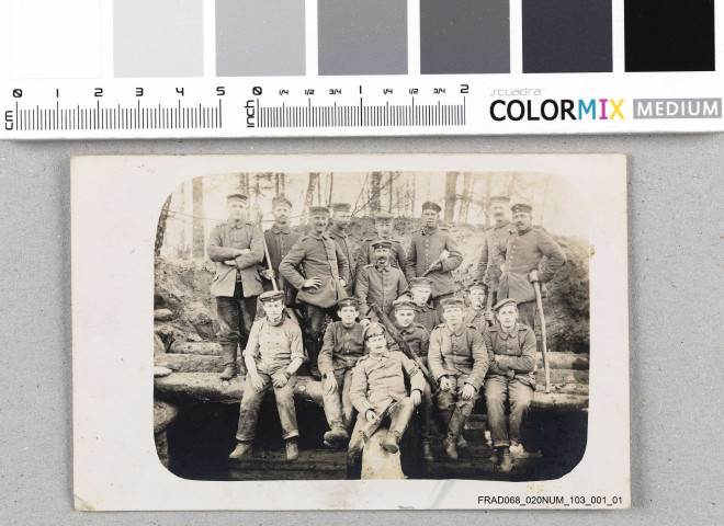 Cartes photos envoyées aux familles Bucher et Haefflin : soldats et groupes de soldats.