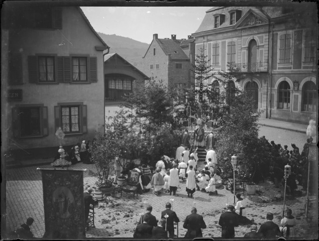 Procession de la Fête-Dieu à Rosheim, rue principale.