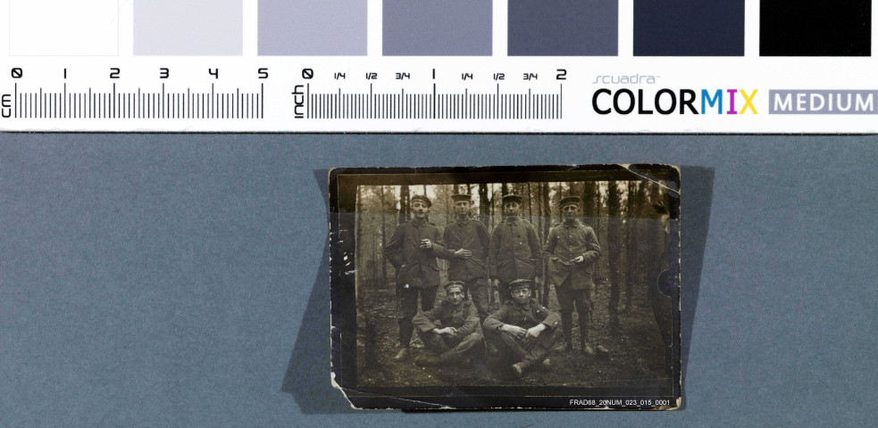 Photo d'un groupe de soldats (jeunes) dans une forêt.