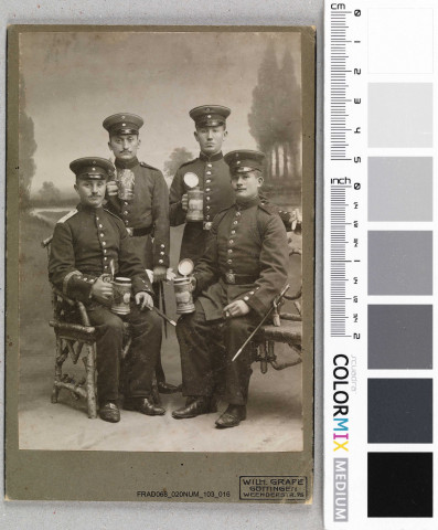 Cartes photos envoyées notamment aux familles Bucher et Haefflin : soldats et groupes de soldats.