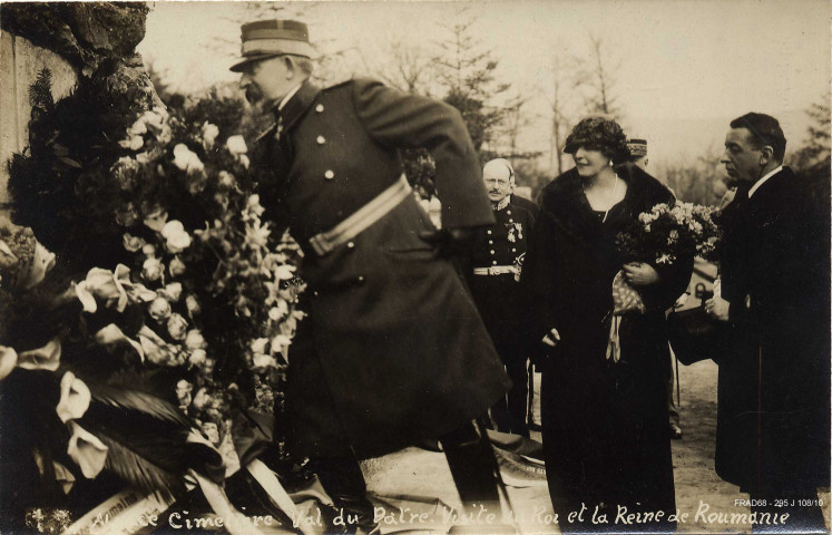 Le roi Ferdinand 1er et la reine Marie de Roumanie viennent se recueillir sur les tombes des 676 soldats roumains inhumés à la Gauchmatt