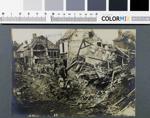 Roche (?) : rue coupée par les mines allemandes avant leur départ. Tirage IIIe armée, état major.