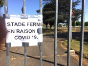 Affiche annonçant la fermeture du stade.