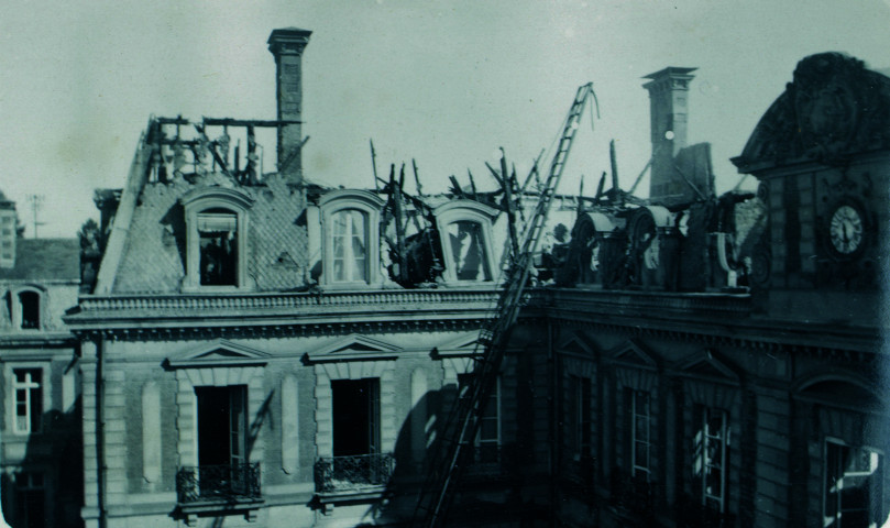 Colmar : incendie de la Préfecture le 5 juillet 1938. 30 photographies et cartes postales (assemblées et encadrées en tableau) - numérisées en 2005