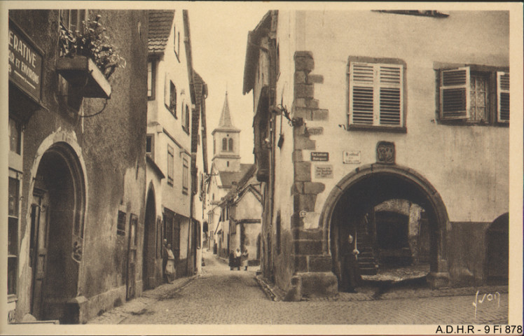 Riquewihr : Rue Porte Neuve : anciens bains communaux et église catholique