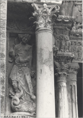 Saint-Gilles (Gard), Cité d'art roman, église abbatiale (XIIe siècle) : portail de gauche, saint Michel