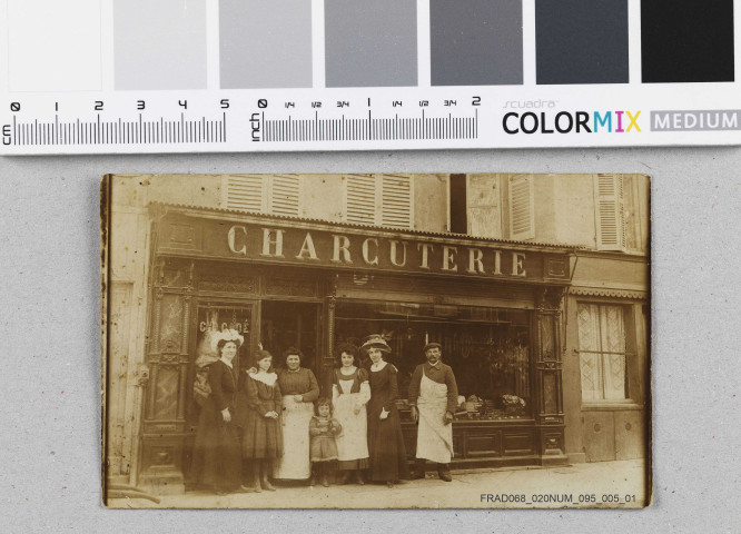 Photographie de la charcuterie : on voit Albert. Charles, le frère d'Albert, est parti à Langres en 1907 pour apprendre le français dans cette charcuterie. En août 1914, il est engagé dans l'armée française alors qu'Albert est dans l'armée allemande. Charles meurt lors d'un combat à Arras. Au même endroit, Albert est emprisonné en raison d'une mutinerie.