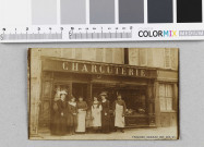 Photographie de la charcuterie : on voit Albert. Charles, le frère d'Albert, est parti à Langres en 1907 pour apprendre le français dans cette charcuterie. En août 1914, il est engagé dans l'armée française alors qu'Albert est dans l'armée allemande. Charles meurt lors d'un combat à Arras. Au même endroit, Albert est emprisonné en raison d'une mutinerie.