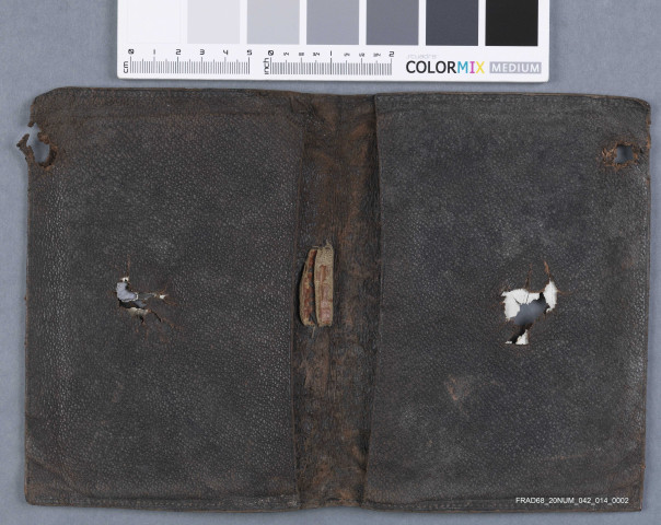 Portefeuille de Jules Heckendorn, troué par une balle. Il a été trouvé en l'état après sa mort. Il contenait plusieurs photos et cartes.