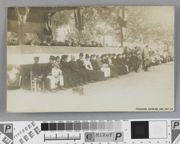 Carte-photo : spectateurs attendant le défilé du 14 juillet. (2 exemplaires)