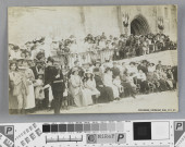 Carte-photo : spectateurs attendant le défilé du 14 juillet.