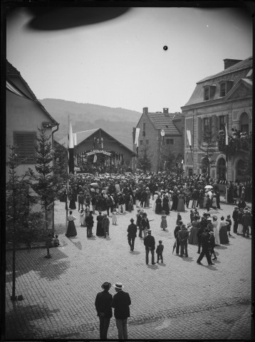 Procession de la Fête-Dieu à Rosheim, rue principale.