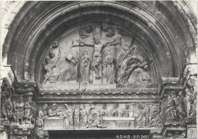 Saint-Gilles (Gard), Cité d'art roman, église abbatiale (XIIe siècle) : portail de droite, tympan, crucifixion