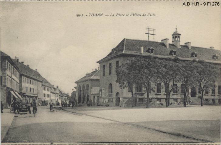 Thann : la place et l'hôtel de ville