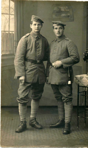 Photographie : Albert Koenig avec son ami sous l'uniforme allemand, peut-être du même village.