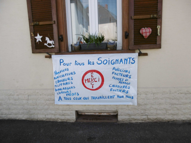 Photographie de la banderole, réalisée et affichée dès la 1ère semaine de confinement devant la maison familiale à Colmar.