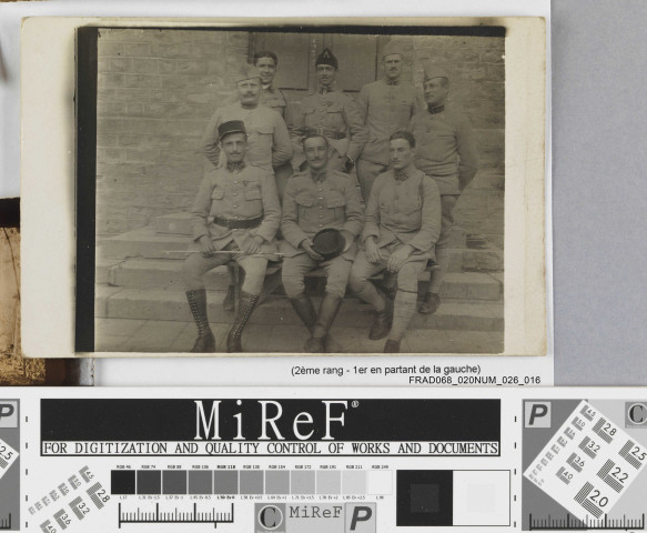 Photographie : groupe de soldats. Marcel 2e rang, 1er en partant de la gauche.