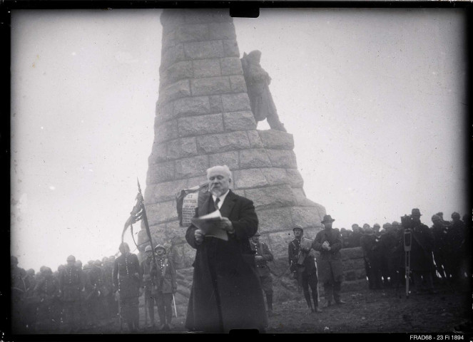 Le président Poincaré inaugure le monument des Diables Bleus au Grand Ballon à la mémoire des chasseurs alpins (régiment du 15/2)