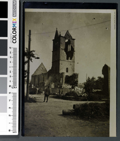 Photographies : église bombarbée, église provisoire, troupe militaire dans un village (camion), pièce d'artillerie.