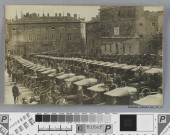 Carte-photo : autos anglaises devant le Palais des Papes.