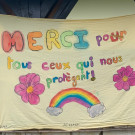 Drapeau réalisé par les enfants pour afficher leur soutien et leurs remerciements au personnel soignant.