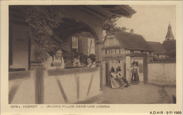 Hoerdt, jeunes filles dans une loggia