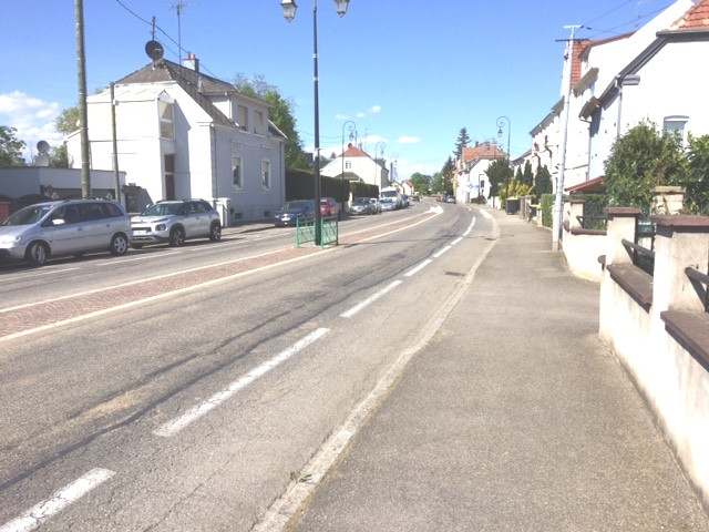 Un vendredi matin. La rue de Mulhouse, rue principale de Sausheim, est vide.