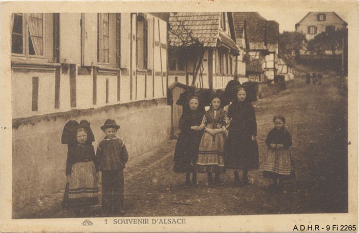 Souvenir d'Alsace : groupe d'enfants en costume